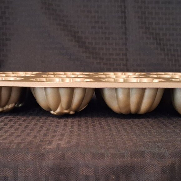 Nordic Ware Pumpkin Patch Pan 12 Muffins Mini Cakes Cupcakes HALLOWEEN FALL USA - Picture 6 of 12